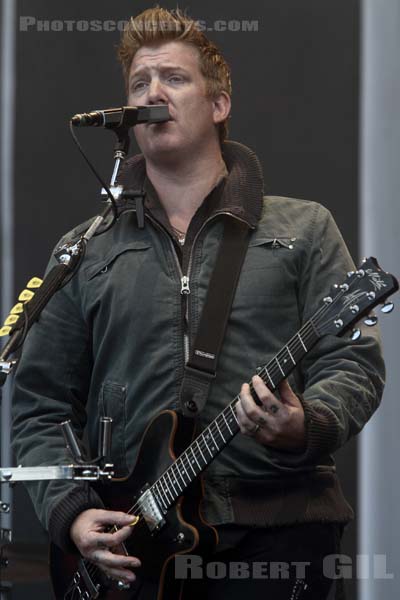 QUEENS OF THE STONE AGE - 2010-08-28 - SAINT CLOUD - Domaine National - Grande Scene - Joshua Michael Homme III